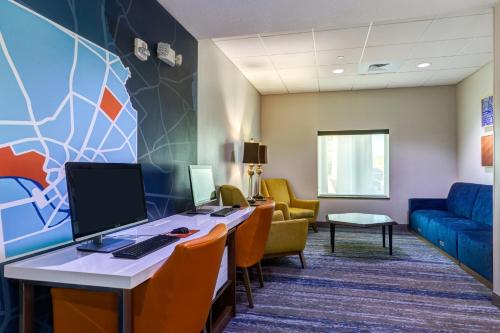 Holiday Inn Express Hotel & Suites Salina