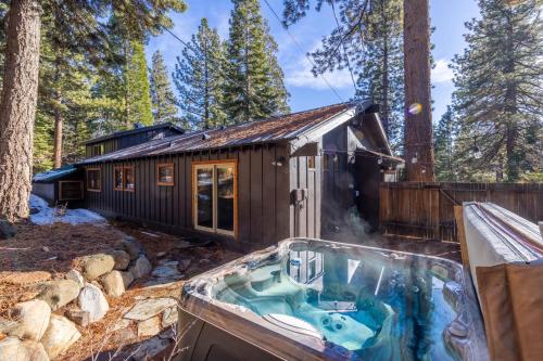 Hideaway in the Highlands - 4BR, Pet Friendly w Hot Tub - Minutes from the Lake & Tahoe City, Tahoe City