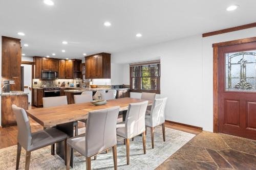 Hideaway in the Highlands - 4BR, Pet Friendly w Hot Tub - Minutes from the Lake & Tahoe City, Tahoe City (foto 5)