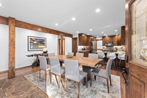 Hideaway in the Highlands - 4BR, Pet Friendly w Hot Tub - Minutes from the Lake & Tahoe City, Tahoe City (foto 6)