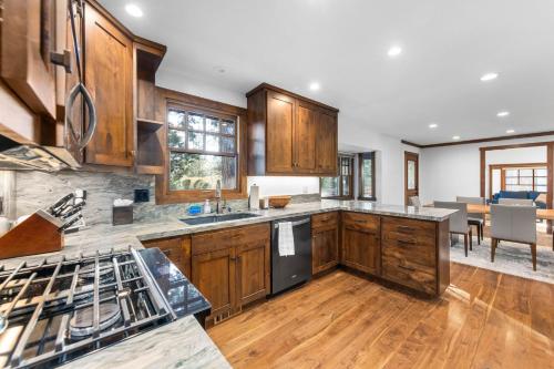 Hideaway in the Highlands - 4BR, Pet Friendly w Hot Tub - Minutes from the Lake & Tahoe City, Tahoe City (foto 7)