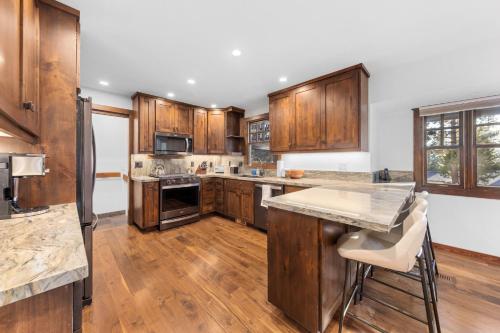 Hideaway in the Highlands - 4BR, Pet Friendly w Hot Tub - Minutes from the Lake & Tahoe City, Tahoe City (foto 8)