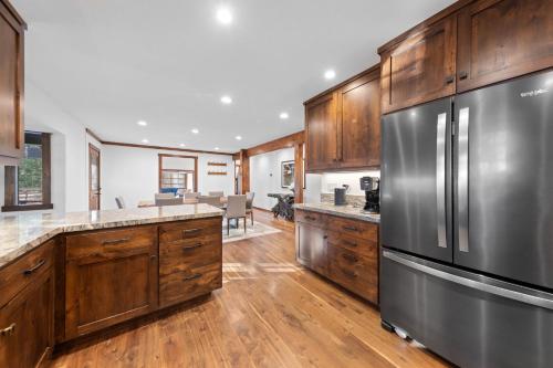 Hideaway in the Highlands - 4BR, Pet Friendly w Hot Tub - Minutes from the Lake & Tahoe City, Tahoe City (foto 9)