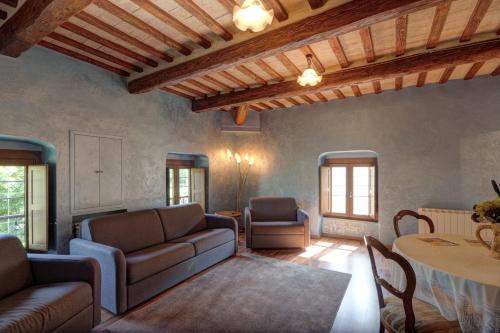 1 queen bed, 3 sofa beds