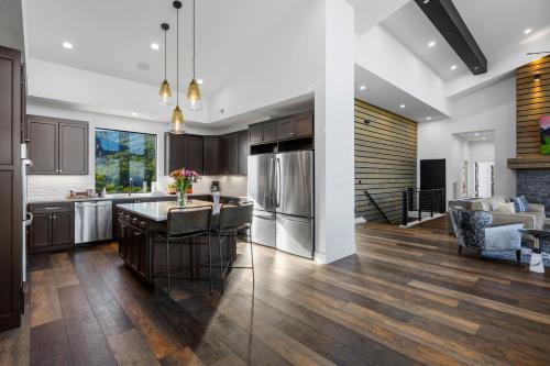 Higher Power, 6bdrm 6bath, Specials, Free Tickets, Indoor Pool, Amazing View, Hot Tub, Gameroom