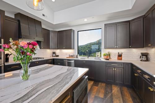 Higher Power, 6bdrm 6bath, Specials, Free Tickets, Indoor Pool, Amazing View, Hot Tub, Gameroom