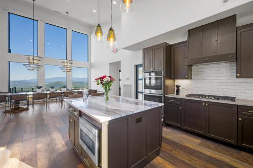 Higher Power, 6bdrm 6bath, Specials, Free Tickets, Indoor Pool, Amazing View, Hot Tub, Gameroom