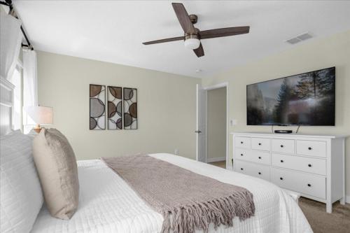 4 Bedrooms- 3 Bathrooms- Storey Lake 4817 Ll