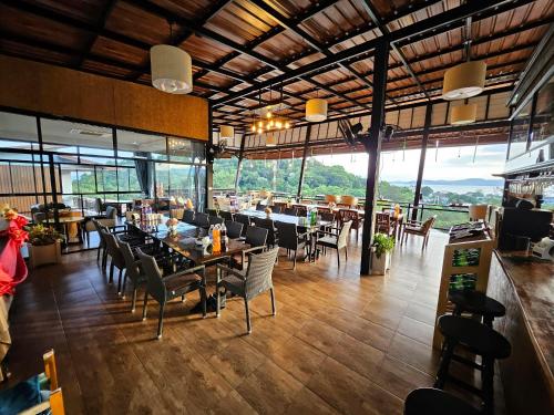 Bar/lounge, So View Phuket Resort in Koh Sirey