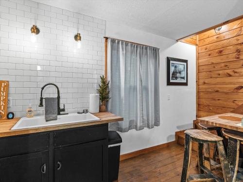Nolin Cabin Experience w/ Hot Tub in Cub Run, USA