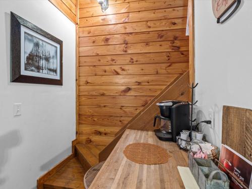 Nolin Cabin Experience w/ Hot Tub in Cub Run, USA
