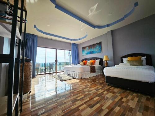 1 king bed, 1 twin bed