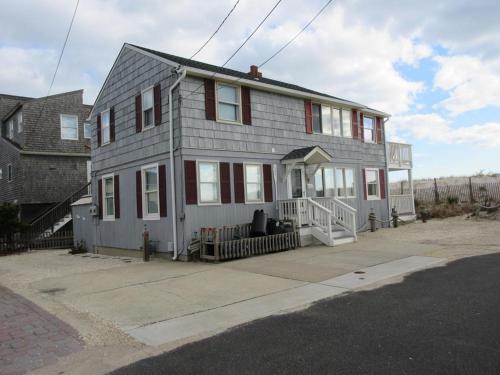 Peahala Park Oceanfront Duplex With Oceanviews! in Brant Beach, USA