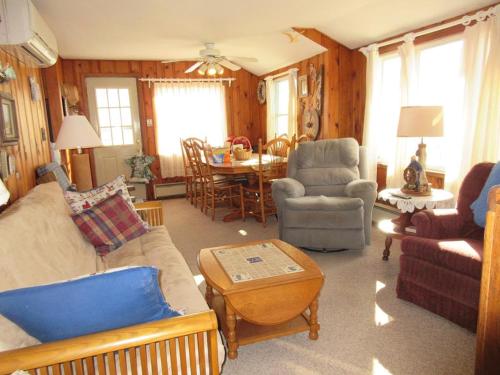 Peahala Park Oceanfront Duplex With Oceanviews! in Brant Beach, USA