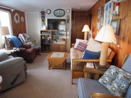 Peahala Park Oceanfront Duplex With Oceanviews! in Brant Beach, USA