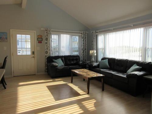 Single Family Home Located Just Steps To The Beach In Surf City - Pet Friendly So Even The Dog Can Come! in Surf City, USA