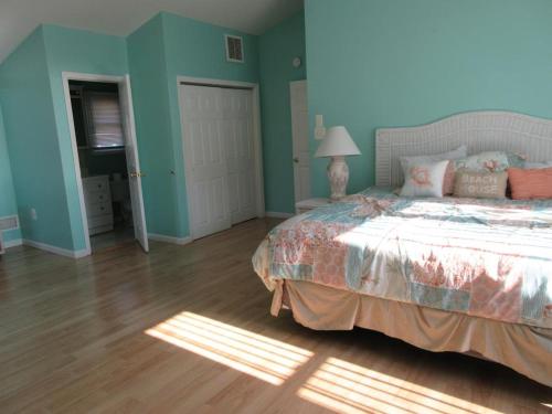 Single Family Home Located Just Steps To The Beach In Surf City - Pet Friendly So Even The Dog Can Come! in Surf City, USA