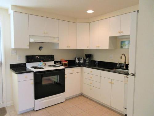 Immaculate 2Nd Floor Duplex In Brant Beach Located Just 3 Homes From The Beach, in Brant Beach, USA
