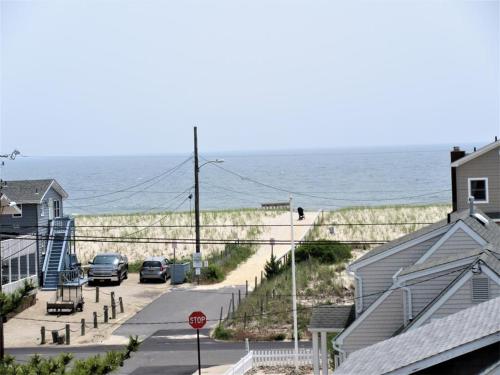 Immaculate 2Nd Floor Duplex In Brant Beach Located Just 3 Homes From The Beach, in Brant Beach, USA