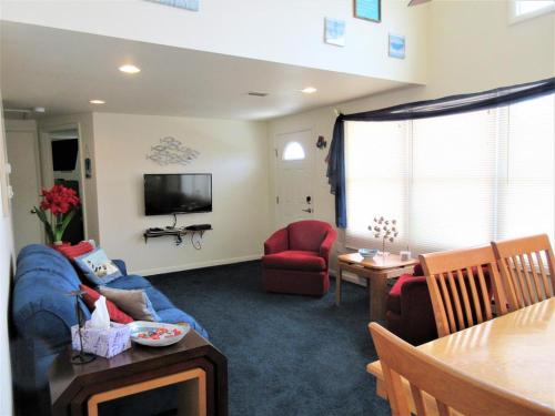 Immaculate 2Nd Floor Duplex In Brant Beach Located Just 3 Homes From The Beach, in Brant Beach, USA