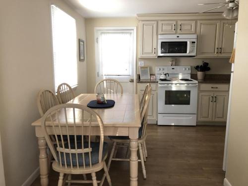 Beachy Cape Cod Perfect For Families in Beach Haven, USA