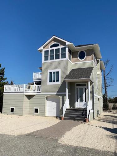 4 Bedroom, Bay Side Beauty! in Loveladies, USA