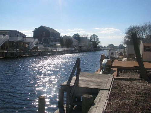 Super Cute!! Waterfront Lagoon In Beach Haven West!