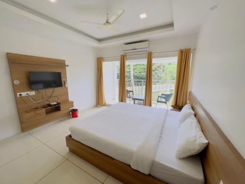 HOTEL LETS STAY, Ernakulam