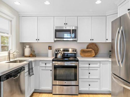 Awesome Home In Beach Haven With 4 Bedrooms And Internet in Beach Haven, USA