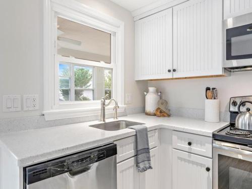 Awesome Home In Beach Haven With 4 Bedrooms And Internet in Beach Haven, USA