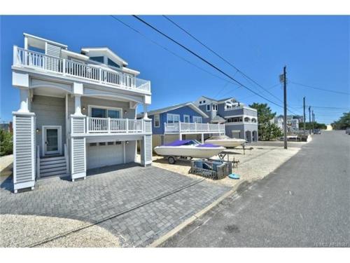 Montone 10409 in Surf City, USA