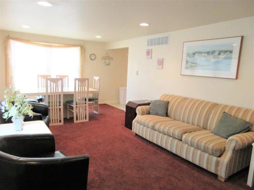 1St Floor Duplex In Brant Beach Just 3 Homes From The Beach in Brant Beach, USA