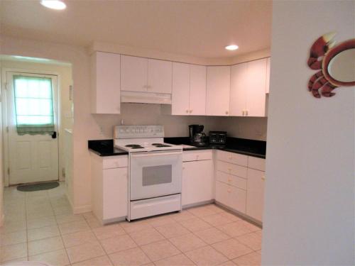 1St Floor Duplex In Brant Beach Just 3 Homes From The Beach in Brant Beach, USA