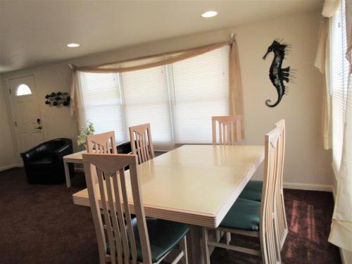 1St Floor Duplex In Brant Beach Just 3 Homes From The Beach in Brant Beach, USA