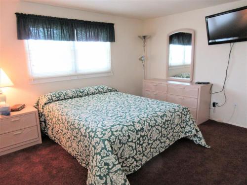 1St Floor Duplex In Brant Beach Just 3 Homes From The Beach in Brant Beach, USA