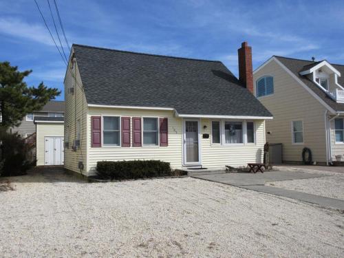 Beautiful Home In Brighton Beach With 4 Bedrooms And Internet in Brant Beach, USA