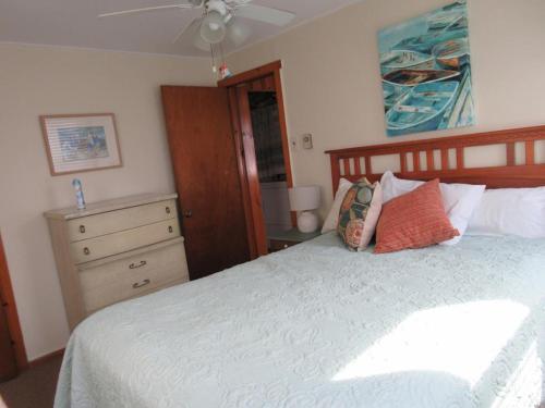 Beautiful Home In Brighton Beach With 4 Bedrooms And Internet in Brant Beach, USA