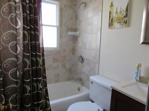 Beautiful Home In Brighton Beach With 4 Bedrooms And Internet in Brant Beach, USA