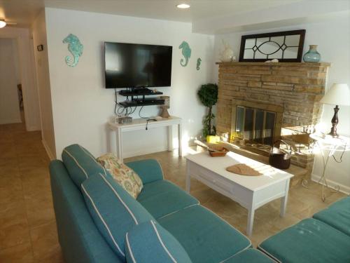 Oceanside 3 Bedroom, 1 Bath Duplex - A Short Walk To The Beach! thumb 4