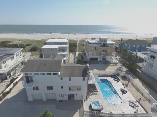 7 Bedrooms, Gorgeous Pool On The Ocean Side! in Loveladies, USA