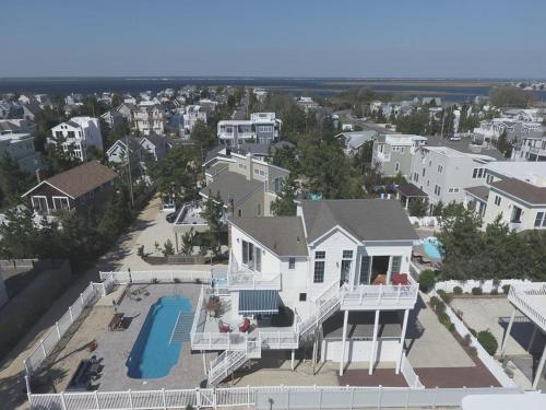 7 Bedrooms, Gorgeous Pool On The Ocean Side! in Loveladies, USA