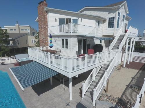 7 Bedrooms, Gorgeous Pool On The Ocean Side! in Loveladies, USA