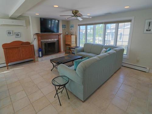 7 Bedrooms, Gorgeous Pool On The Ocean Side! in Loveladies, USA