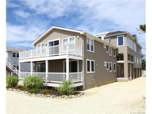 Beautiful 8 Bedroom, 4 Full And 3 Half Baths With Private Inground Pool in Beach Haven, USA