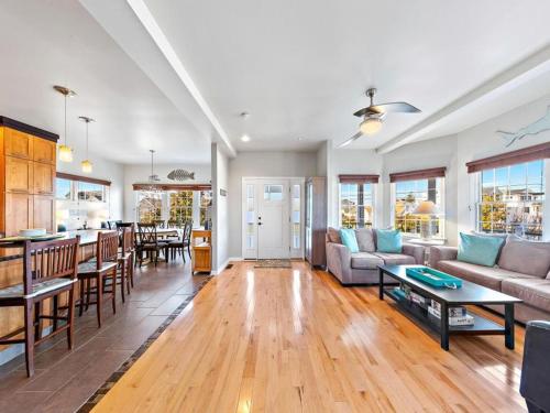 Stunning Home In Ship Bottom With 4 Bedrooms, Internet And Wifi in Ship Bottom, USA