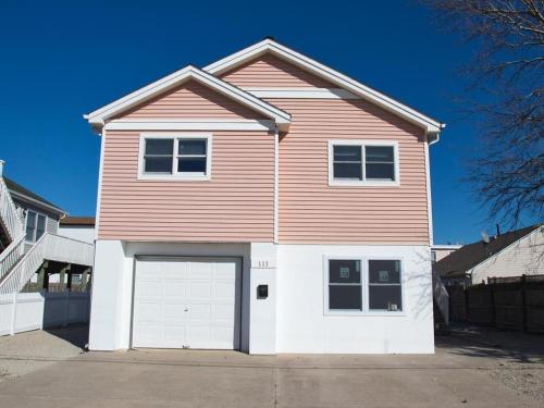 Single Family Home Located In Ship Bottom On The Bay Side But Close To The Beach - Pet Friendly in Ship Bottom, USA