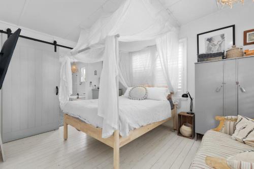 Adrift - Pet-friendly - 5 min Walk to Bay - Rustic Charm in Erowal Bay