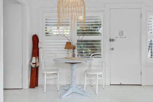 Adrift - Pet-friendly - 5 min Walk to Bay - Rustic Charm in Erowal Bay