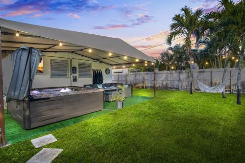 7-Person Luxury Spa, Fenced Paradise, Beach Vibes 7-Person Luxury Spa, Fenced Paradise, Beach Vibes