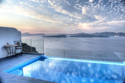 Suite Astarte con bañera de hidromasaje cubierta, piscina infinita privada y vistas a la caldera